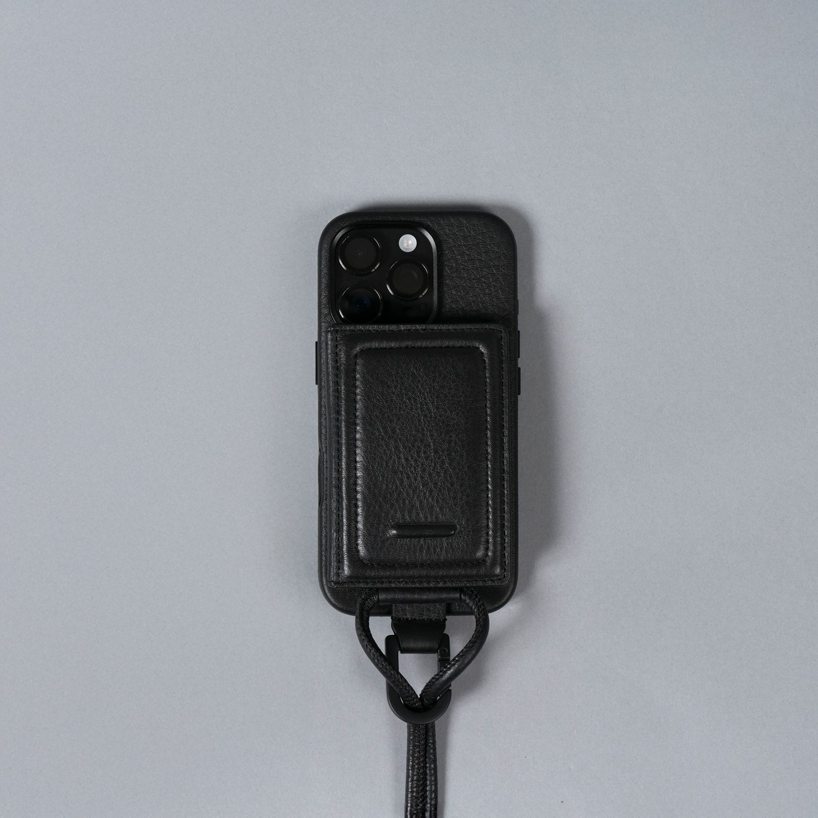 【再入荷】レザーストラップ付iPhoneアクセサリー - カードケース (ブラック)