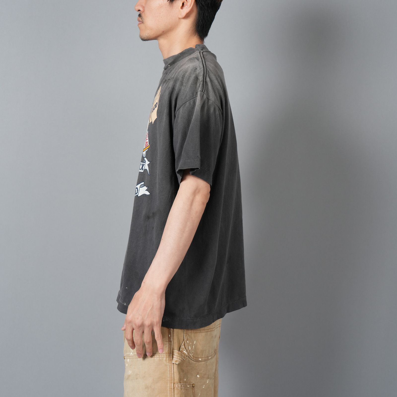 【コラボ】SM-HR8-0000-C68 / STHD . SS TEE PRAY Tシャツ (ブラック)