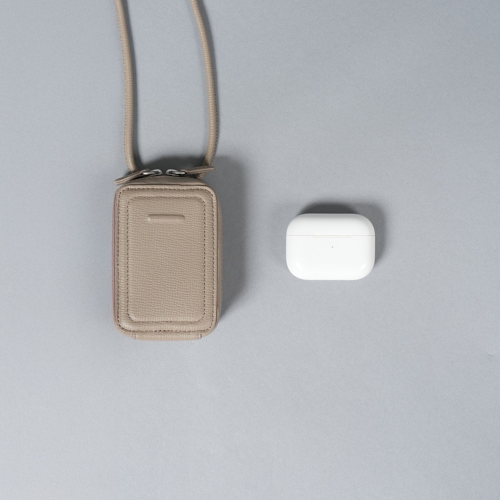 【再入荷】レザーストラップ付iPhoneアクセサリー - マイクロバッグ (トープ)