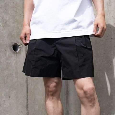 クラシカルな仕立ての2-TUCK TROUSERS