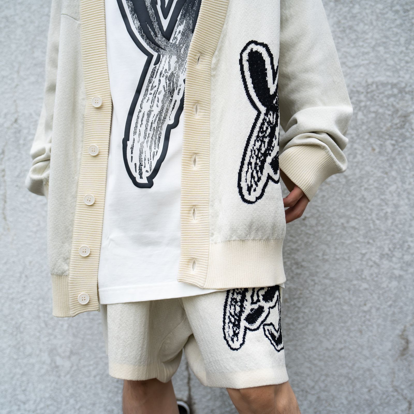 ファッションとスポーツの調和を目指してデザインされた、「Y-3 LOGO KNIT CARDIGAN」。
