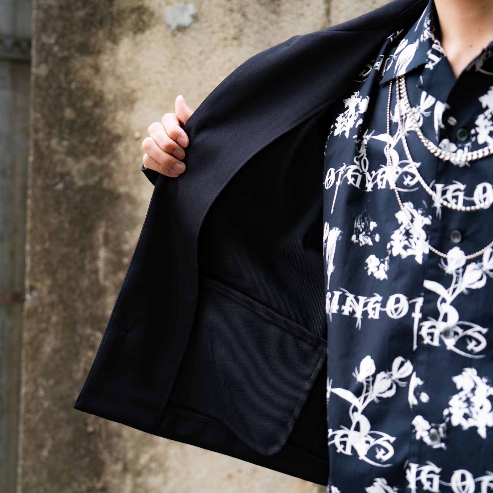 鮮やかなカラーリングが印象的なのEXPERIMENTAL CUTTING SHORT JACKET