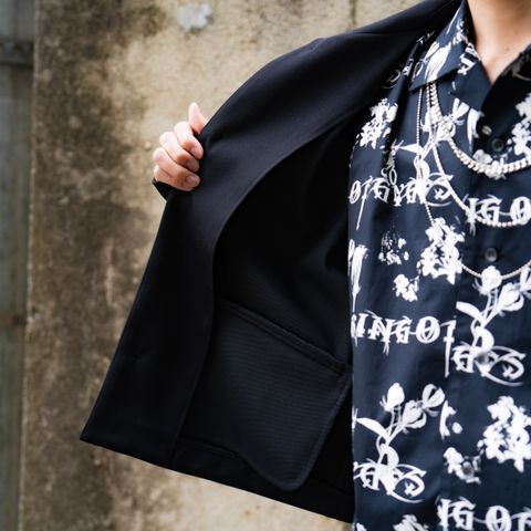 鮮やかなカラーリングが印象的なのEXPERIMENTAL CUTTING SHORT JACKET