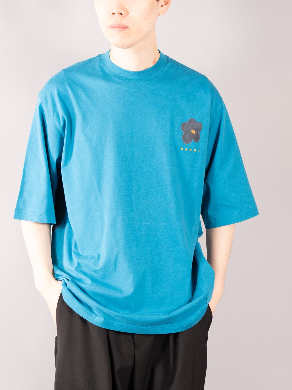 ブラックDAISYプリント ホワイトジャージー製クルーネックTシャツ (ブルー) - 48