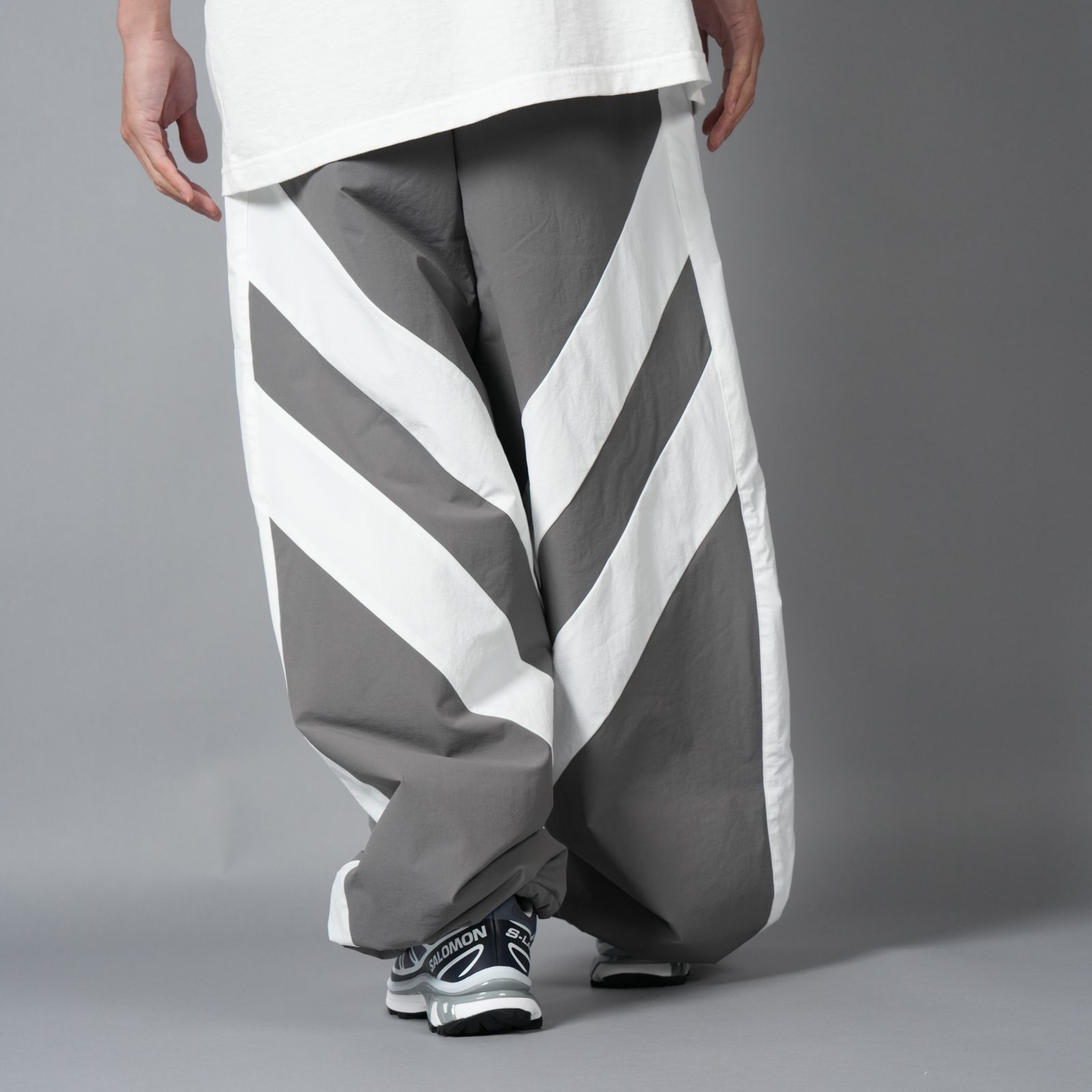 【ラスト1点】CHEVRON PUFFER NYLON TROUSER / ナイロントラウザー (グレー/ホワイト)