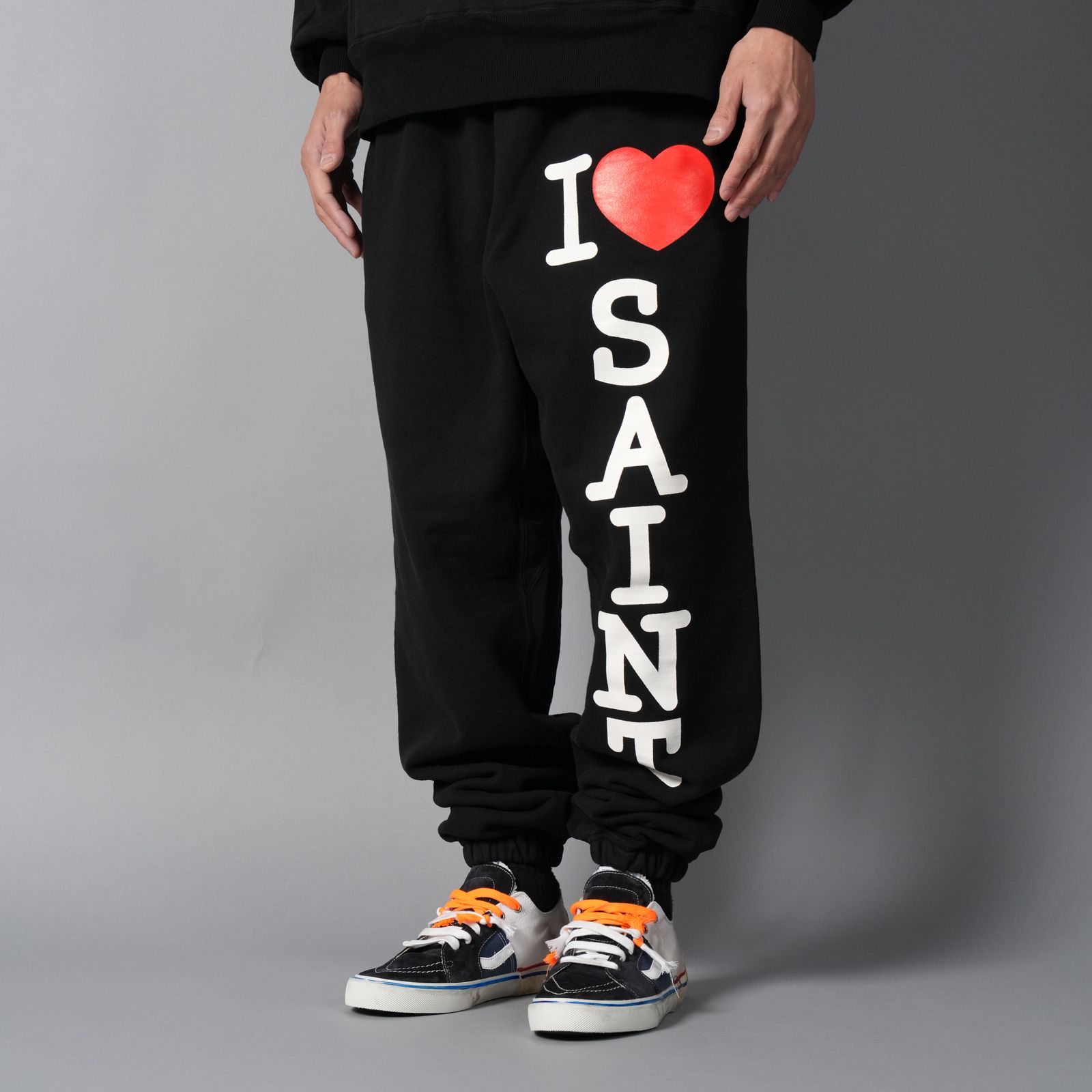 SM-MK8-0000-062 / SWEAT PANTS / I LOVE SAINT / BLACK / スウェットパンツ (ブラック)