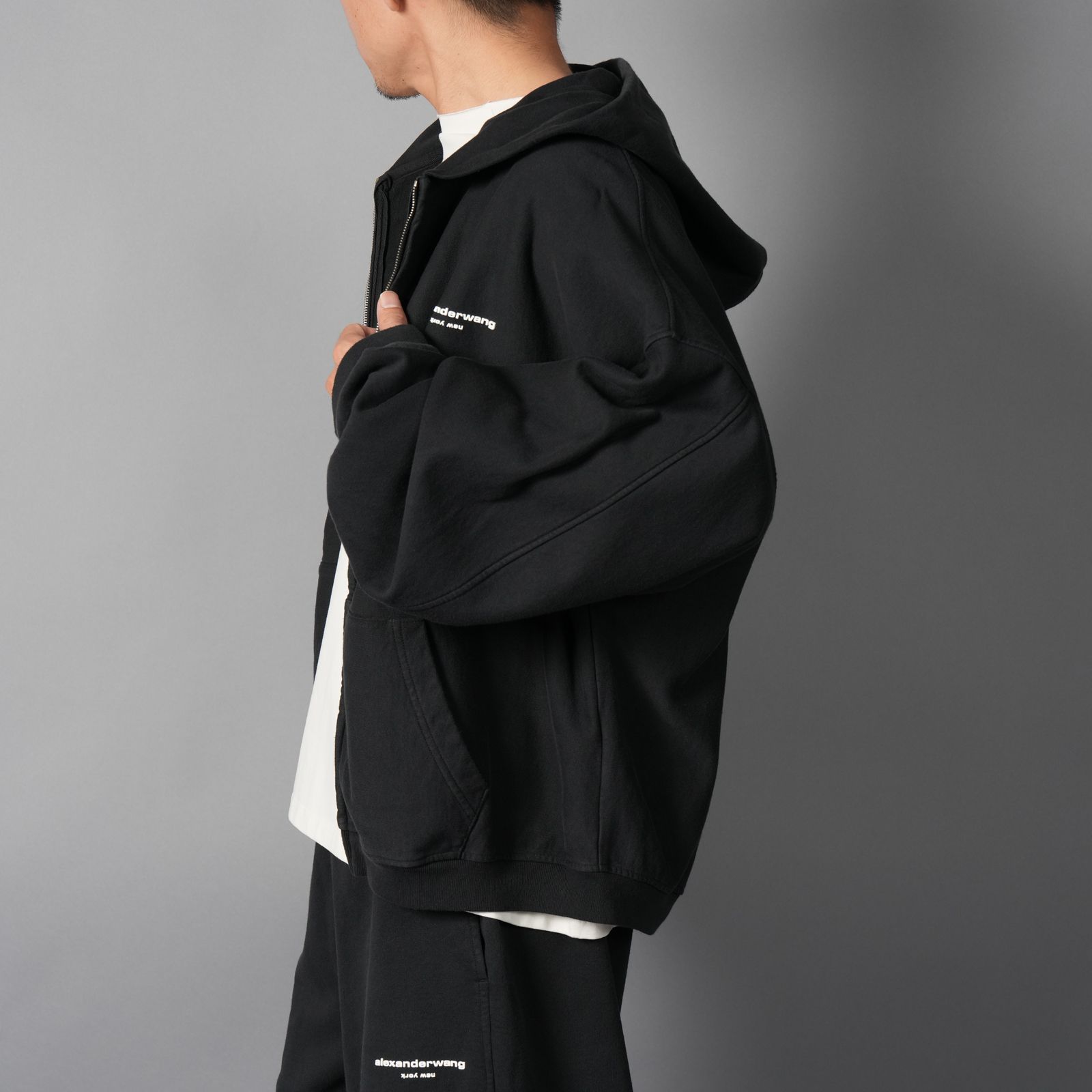 【残りわずか】OVERSIZED ZIP-UP HOODIE W/ LOGO PRINT / オーバーサイズ ジップアップフーディー ロゴプリント / ジップアップパーカー (ウォッシュドブラック)