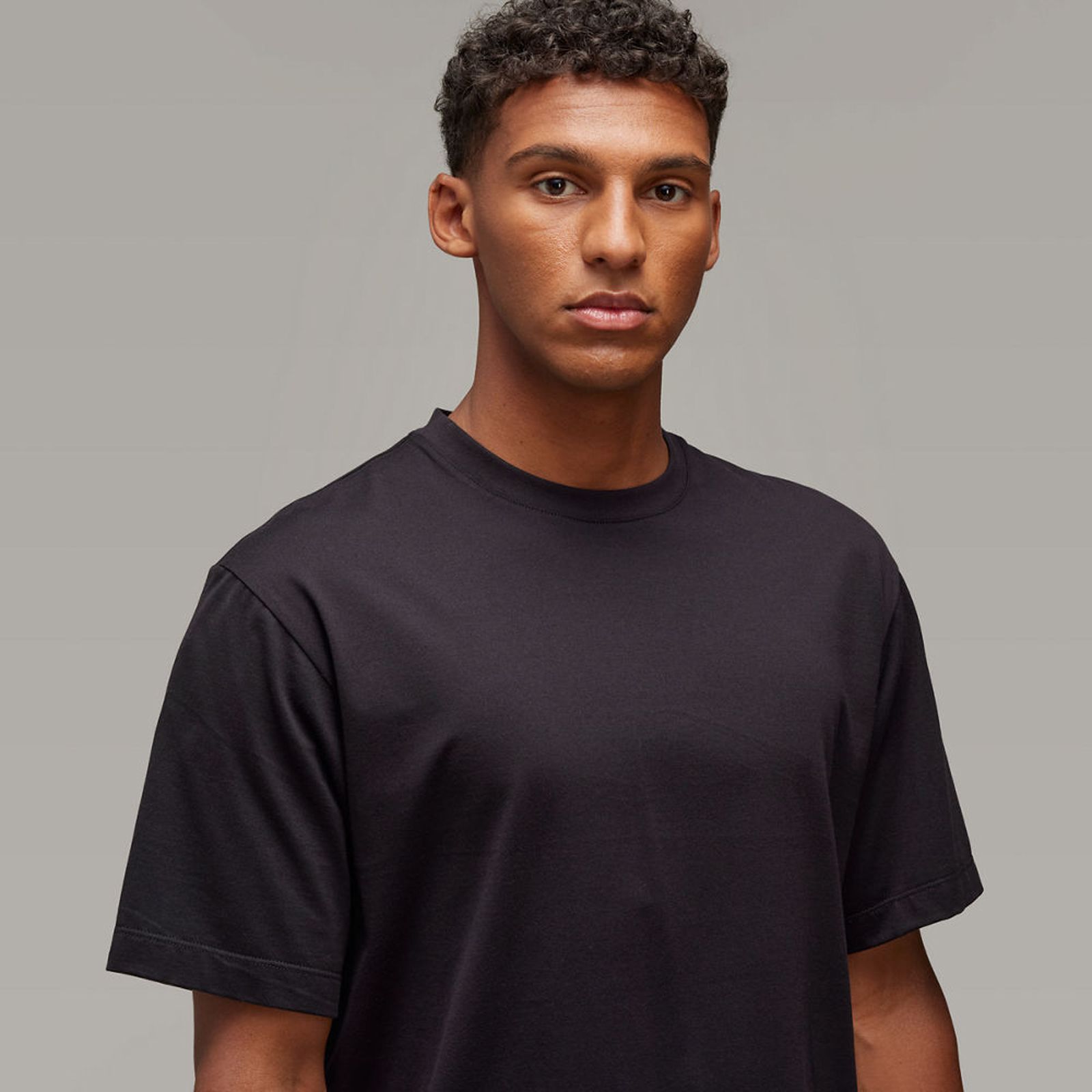 【残りわずか】U GFX SS TEE / ユニセックス グラフィックス ショートスリーブTシャツ (ブラック)