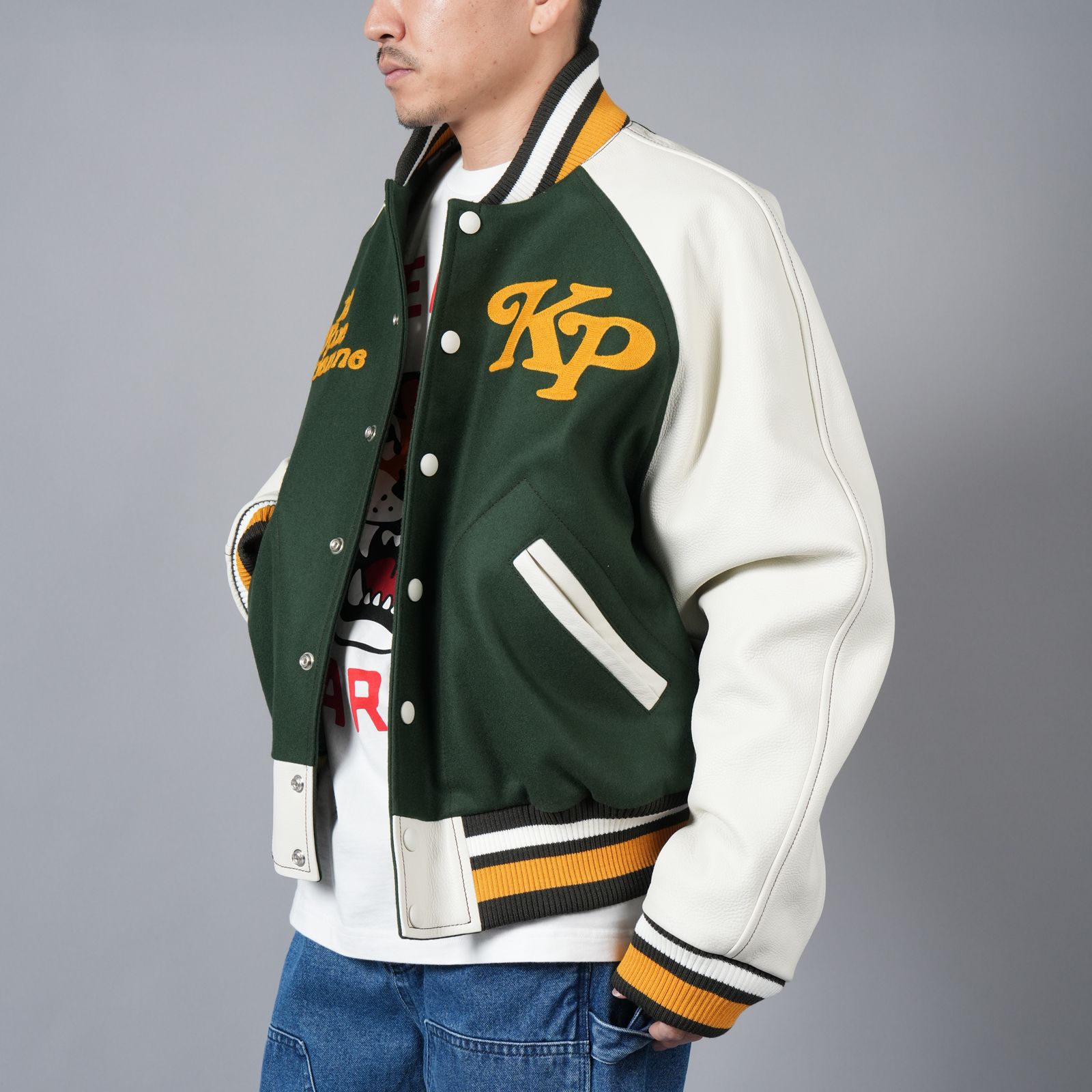 【ラスト1点】【限定】 KENZO x VERDY / 'KENZO BY VERDY' バーシティ ジャケット / スタジャン [ユニセックス] (ダークカーキ)