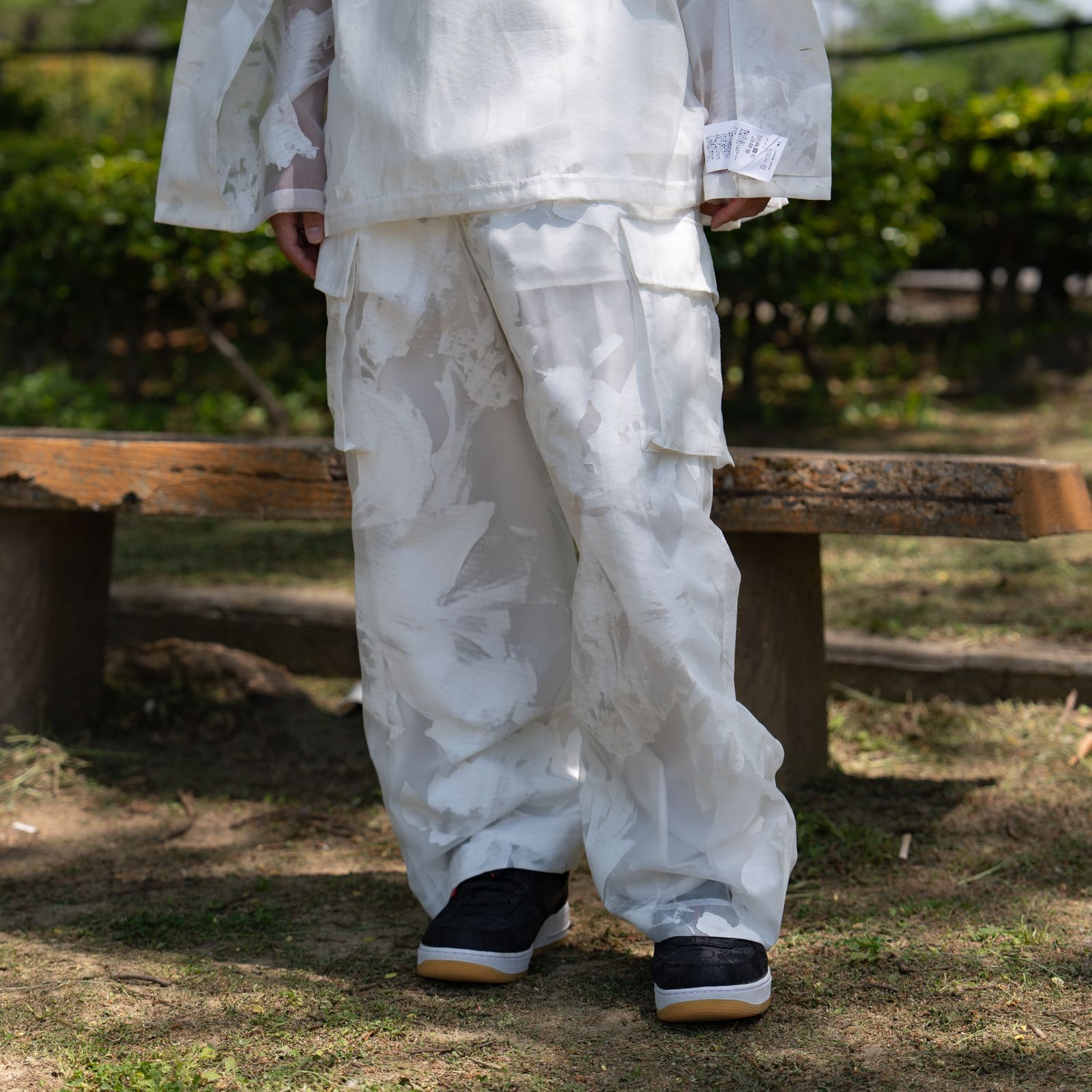 生地を溶かすことによって透け感のあるデザインへと仕上げたオープンカラーシャツ。