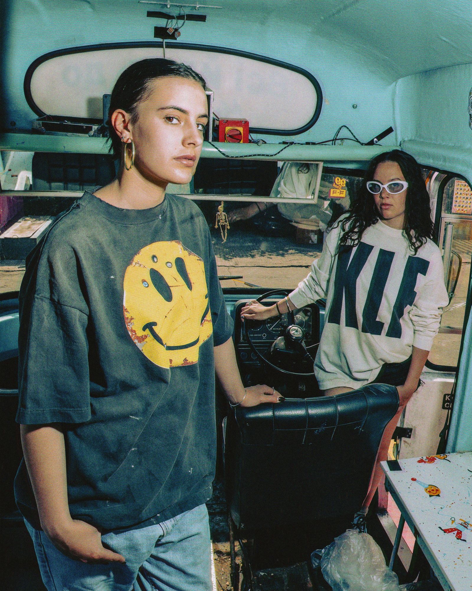 【コラボ】SM-HR1-0000-C01 / KLF_SS TEE / SMILE / BLACK / Tシャツ (ブラック)