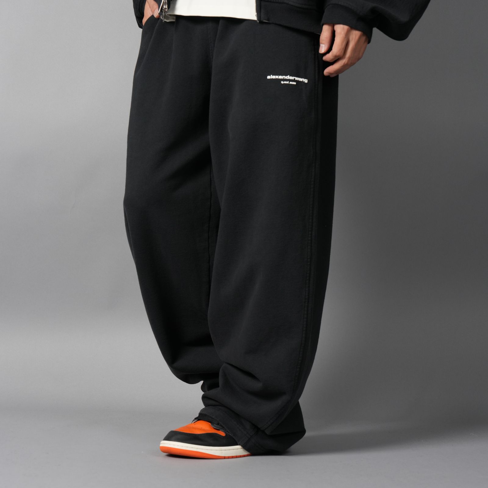 【残りわずか】MID-RISE OVERSIZED SWEATPANT W/ LOGO PRINT / ミッドライズ オーバーサイズ スウェットパンツ (ウォッシュドブラック)