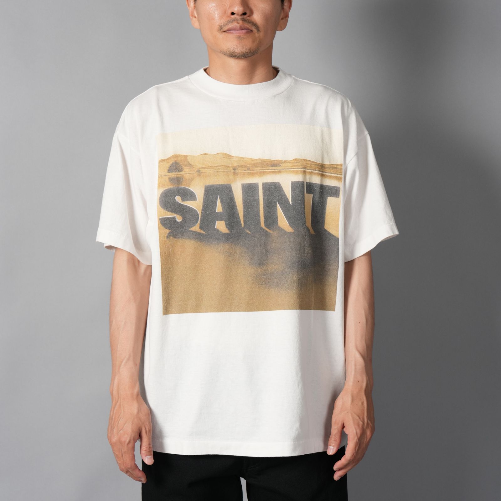 【残りわずか】【コラボ】SM-MK1-0000-C15 / KK_SS T-SHIRT / DESERT / WHITE / Tシャツ (ホワイト)