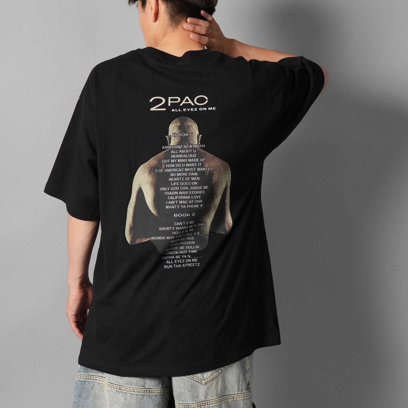 UIZZ-24037 / Tupac / All Eyez On Me Trk List SS / Tシャツ (ブラック)