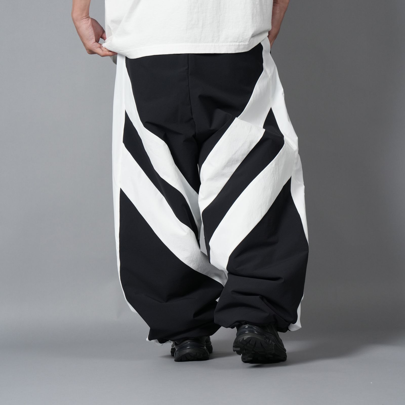 CHEVRON PUFFER NYLON TROUSER / ナイロントラウザー (ブラック/ホワイト)
