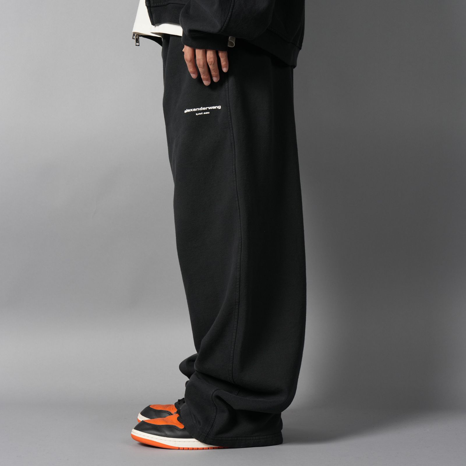 【残りわずか】MID-RISE OVERSIZED SWEATPANT W/ LOGO PRINT / ミッドライズ オーバーサイズ スウェットパンツ (ウォッシュドブラック)