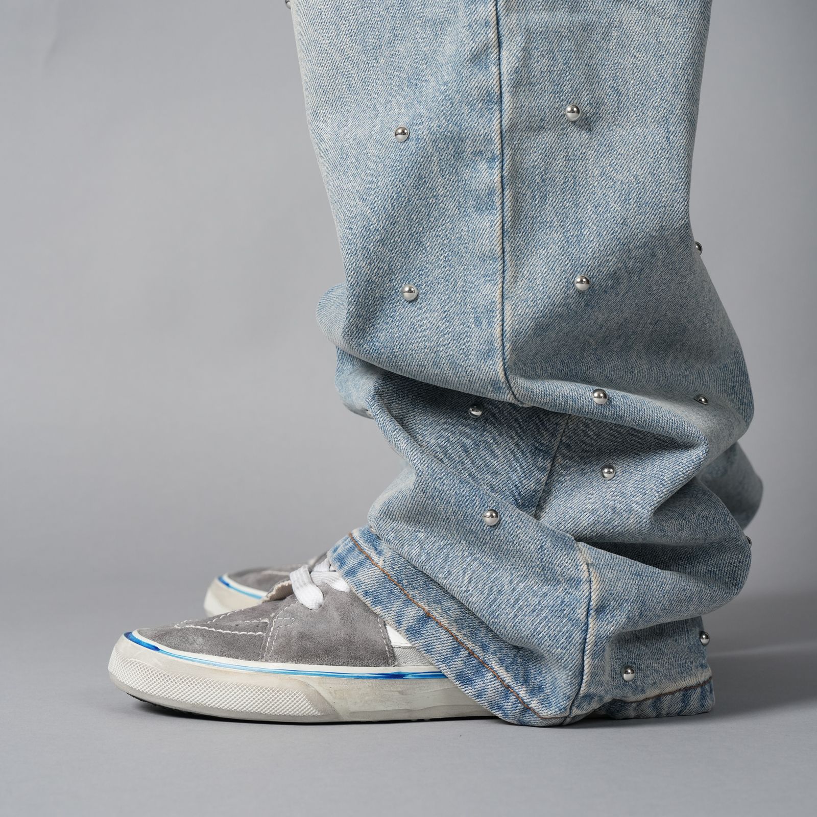 LAX, baggy studded denim (light wash) / デニムパンツ (ウォッシュドブルー)