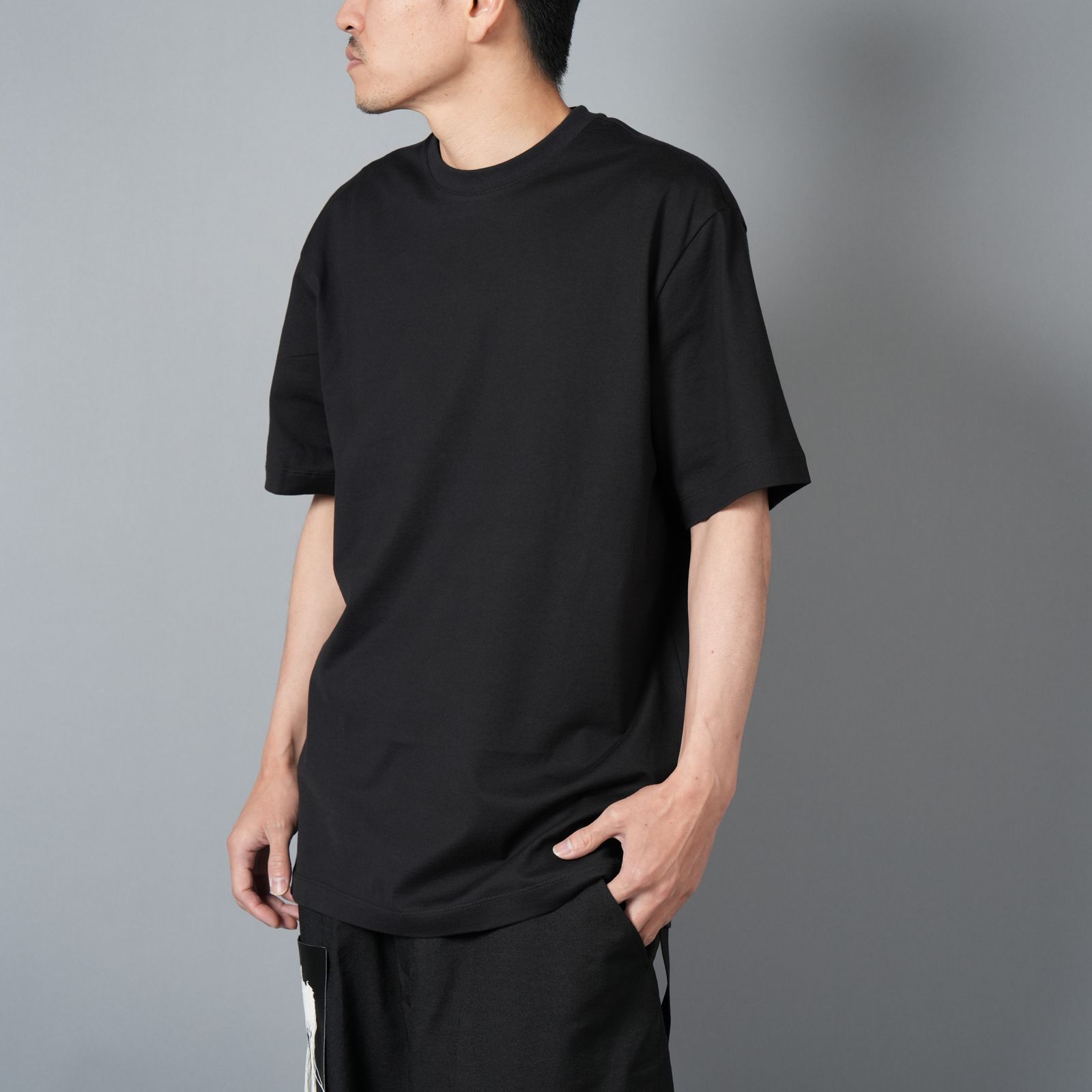 【残りわずか】U GFX SS TEE / ユニセックス グラフィックス ショートスリーブTシャツ (ブラック)