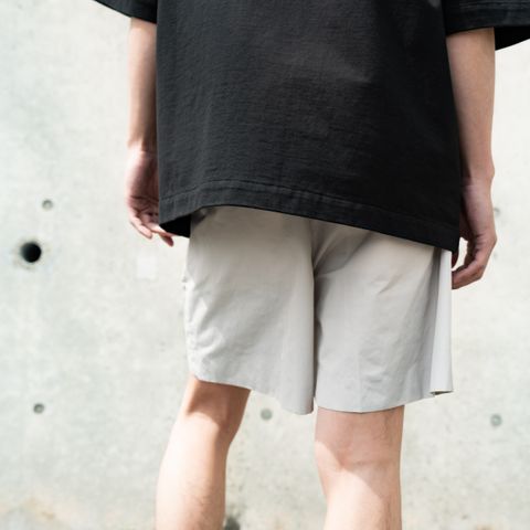 クラシカルな仕立ての2-TUCK TROUSERS
