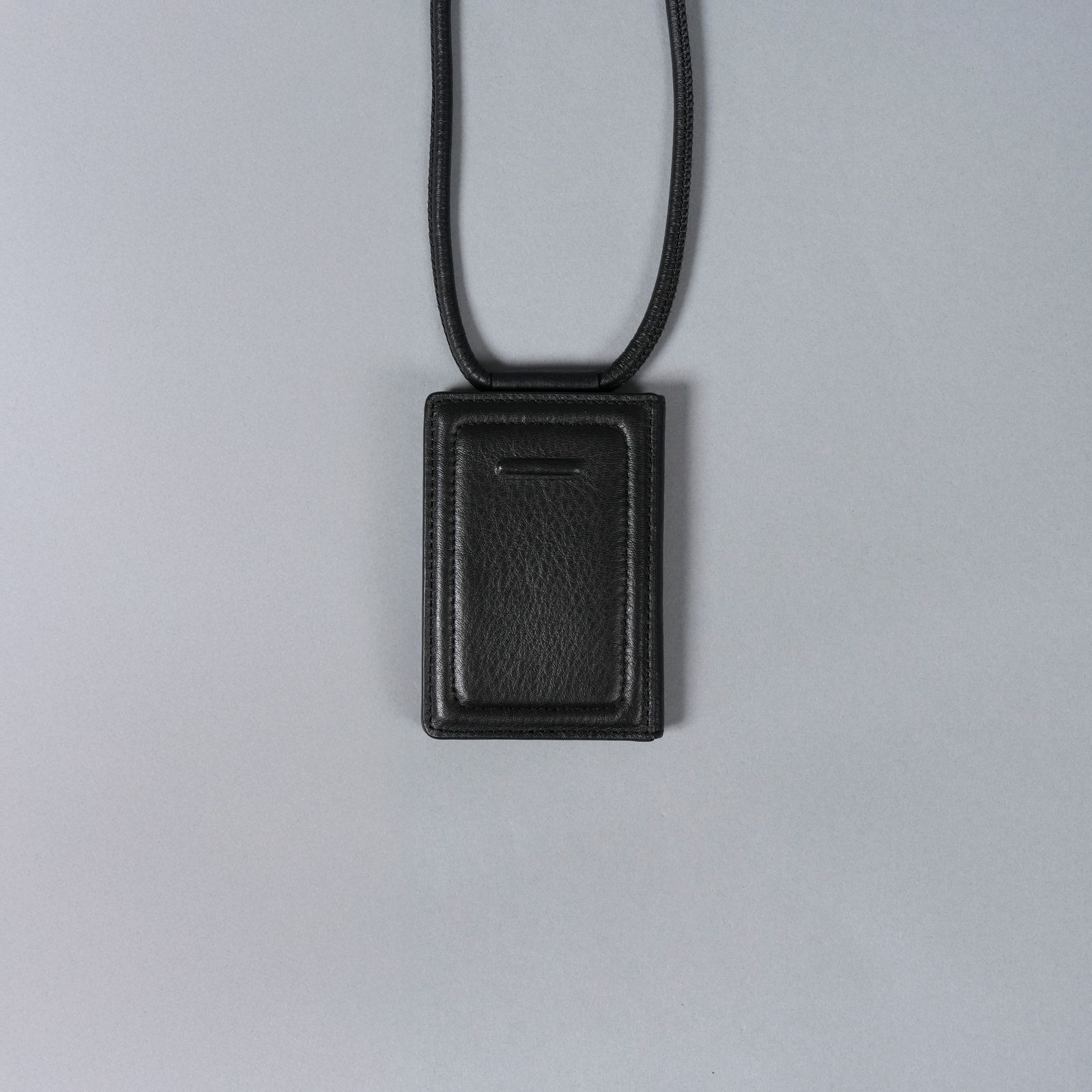 【再入荷】レザーストラップ付iPhoneアクセサリー - カードケース (ブラック)