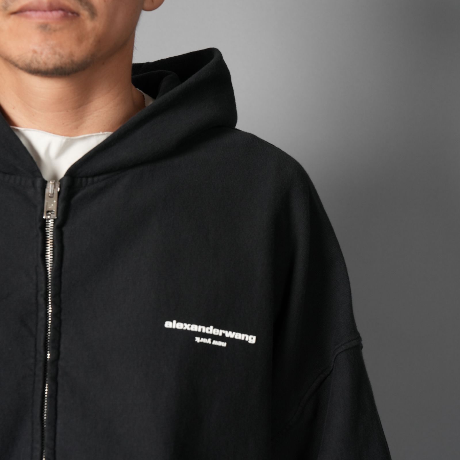 【残りわずか】OVERSIZED ZIP-UP HOODIE W/ LOGO PRINT / オーバーサイズ ジップアップフーディー ロゴプリント / ジップアップパーカー (ウォッシュドブラック)