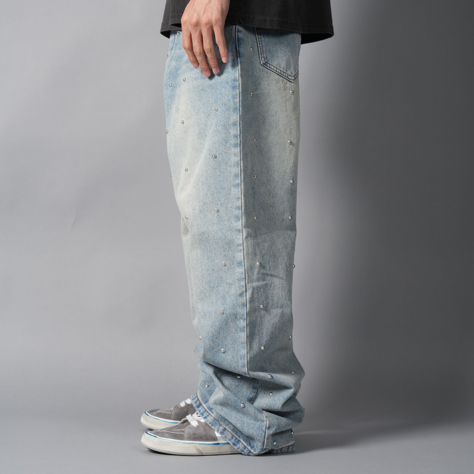 LAX, baggy studded denim (light wash) / デニムパンツ (ウォッシュドブルー)