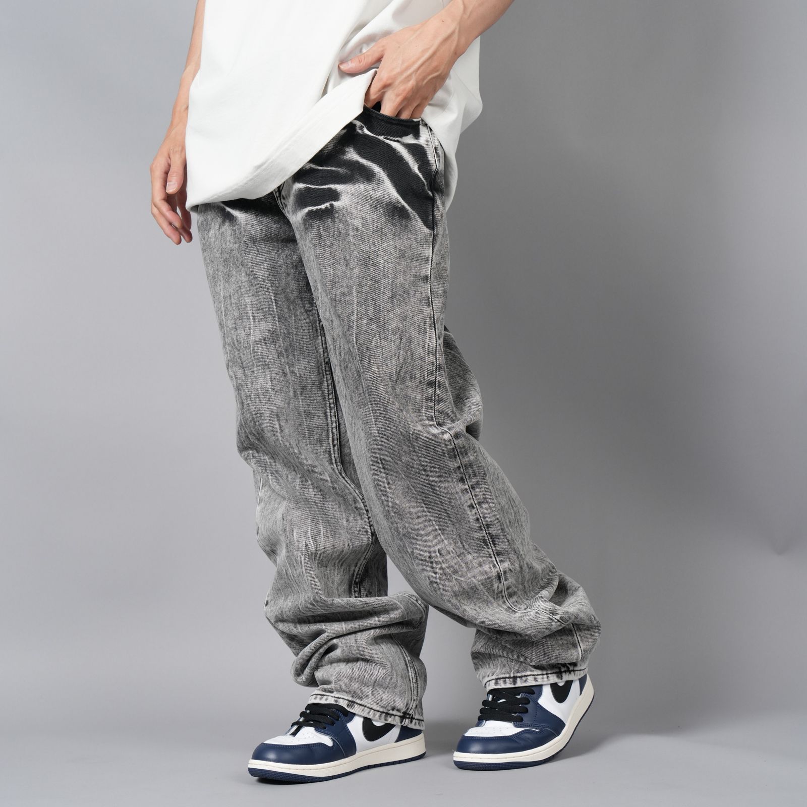 【ラスト1点】EZ - RELAXED STRAIGHT JEAN EMBROIDERED LOGO  / リラックス ストレートジーンズ 【ユニセックス】 (ブラックアシッドクラッシュ)