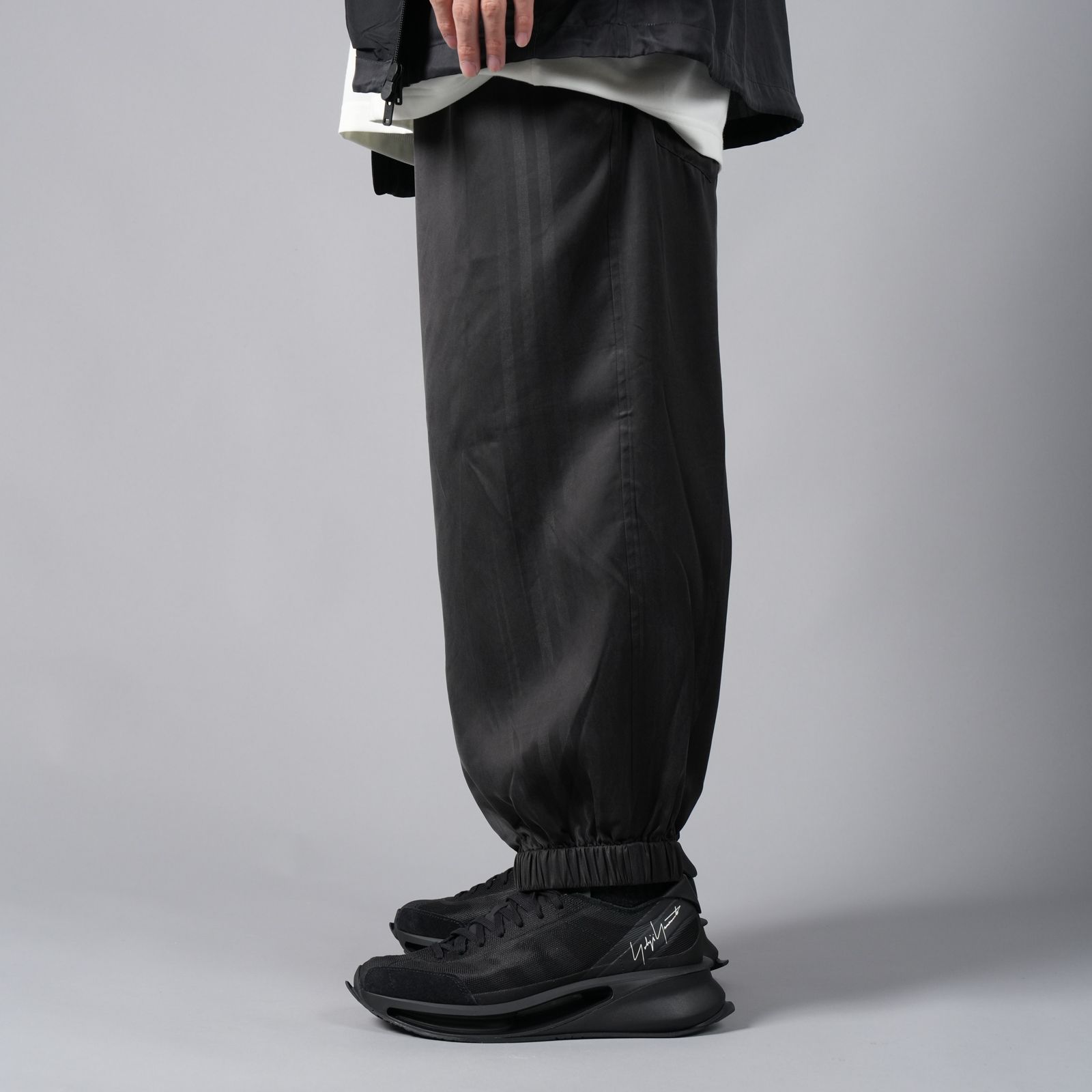 Y-3より3-Stripes Selvedge Matte Track Pantsが入荷致しました