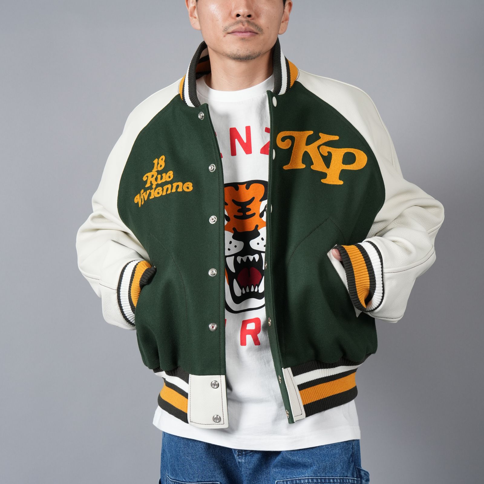 【ラスト1点】【限定】 KENZO x VERDY / 'KENZO BY VERDY' バーシティ ジャケット / スタジャン [ユニセックス] (ダークカーキ)
