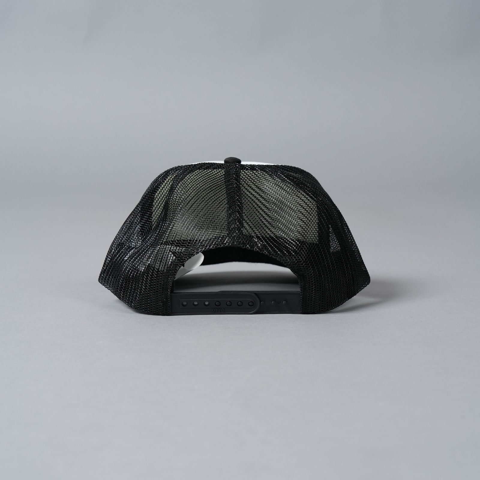 【ラスト1点】EMBROIDERED TRUCKER CAP "LM CLOTHING"   / メッシュキャップ (ホワイト/ブラック)