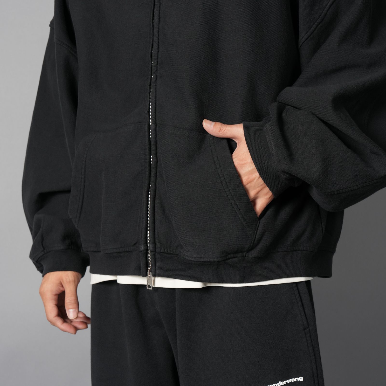 【残りわずか】OVERSIZED ZIP-UP HOODIE W/ LOGO PRINT / オーバーサイズ ジップアップフーディー ロゴプリント / ジップアップパーカー (ウォッシュドブラック)