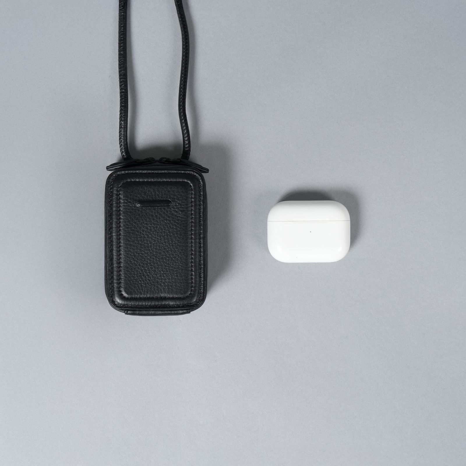 objcts.​io - 【再入荷】レザーストラップ付iPhoneアクセサリー