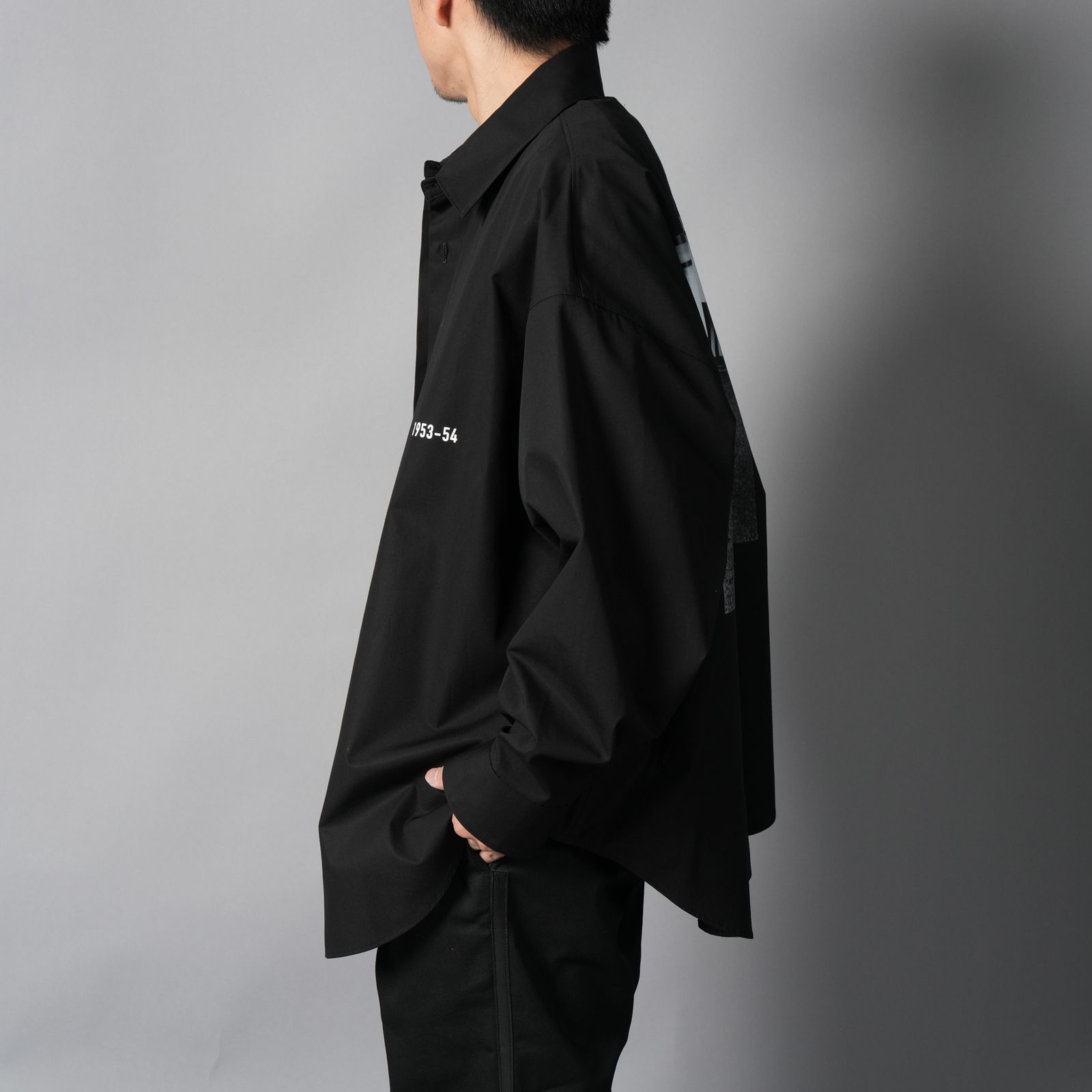 【YASUHIRO ISHIMOTO】WOEVEN KIMONO SLEEVE PRINT SHIRTS / キモノ スリーブ プリントシャツ(ブラック)