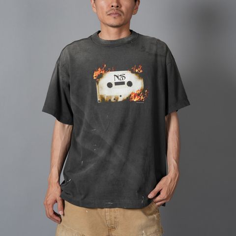 [コラボ] SM-HR1-0000-C20 / NAS_SS TEE / BLACK / Tシャツ (ブラック)