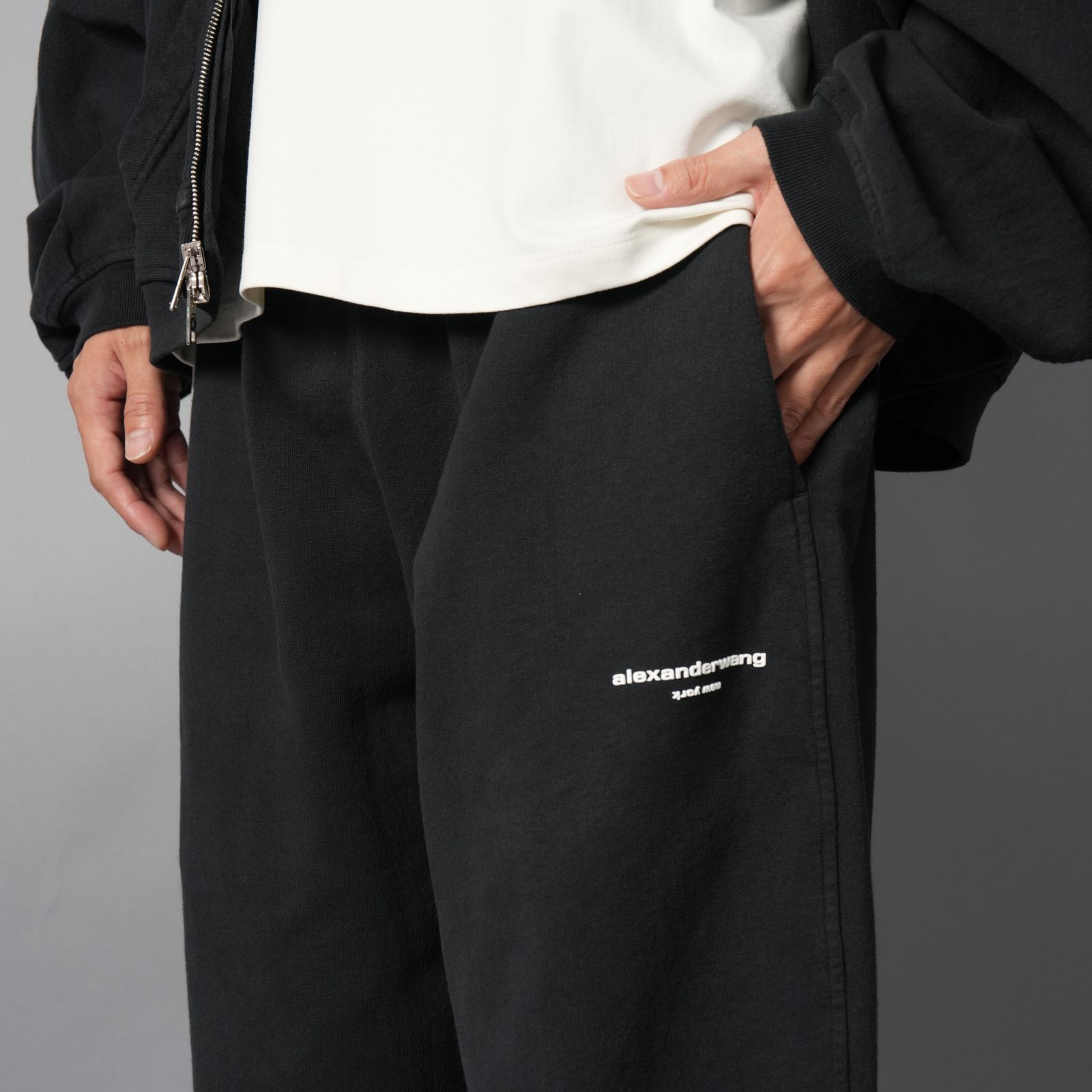【残りわずか】MID-RISE OVERSIZED SWEATPANT W/ LOGO PRINT / ミッドライズ オーバーサイズ スウェットパンツ (ウォッシュドブラック)