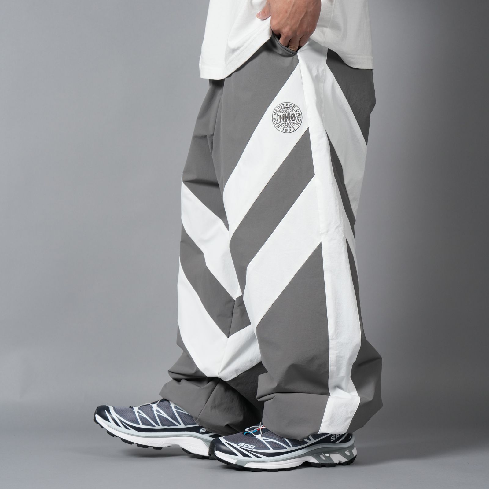 【ラスト1点】CHEVRON PUFFER NYLON TROUSER / ナイロントラウザー (グレー/ホワイト)