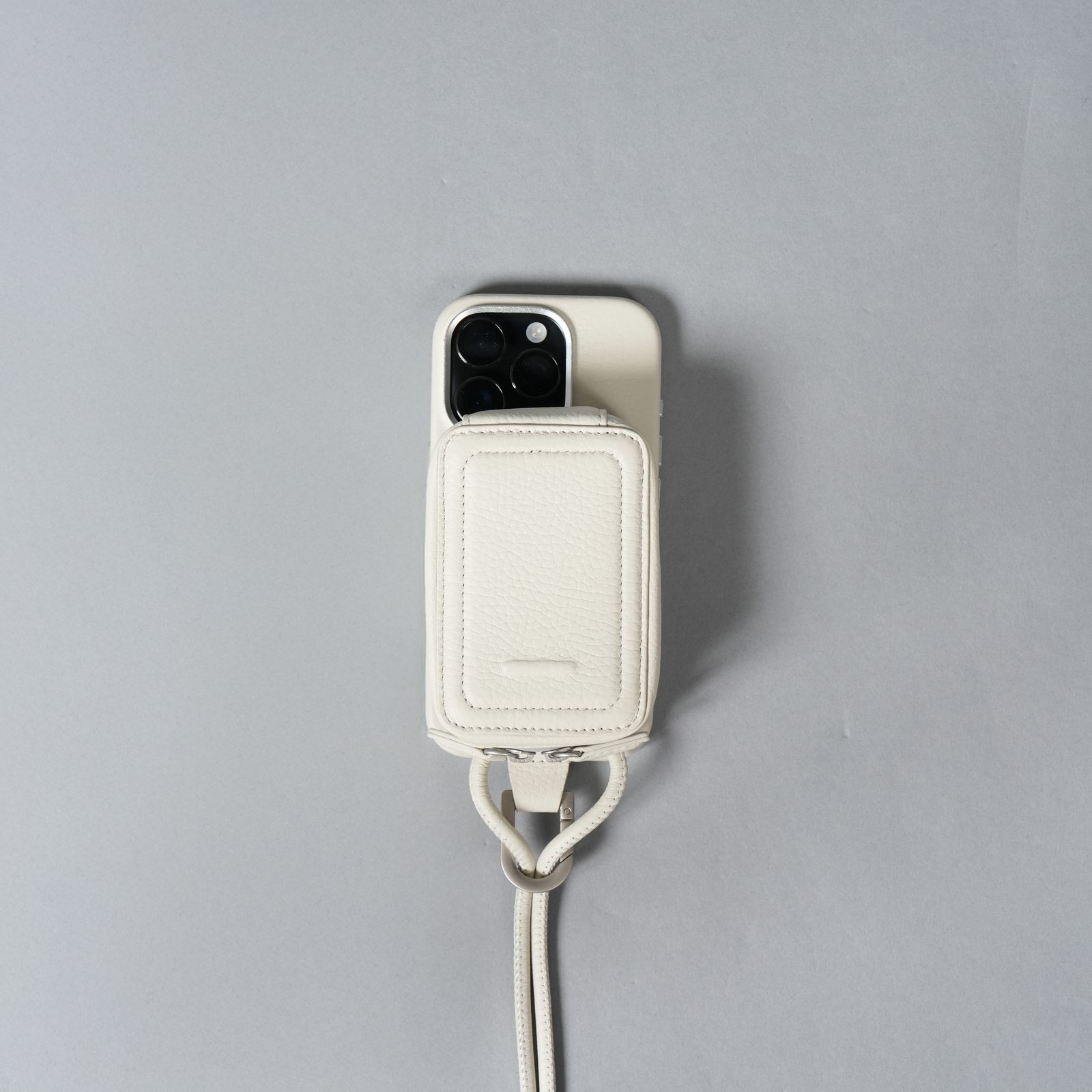 objcts.​io - 【再入荷】レザーストラップ付iPhoneアクセサリー