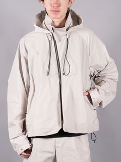 機能性を追求した立体的なシルエットのジャケット