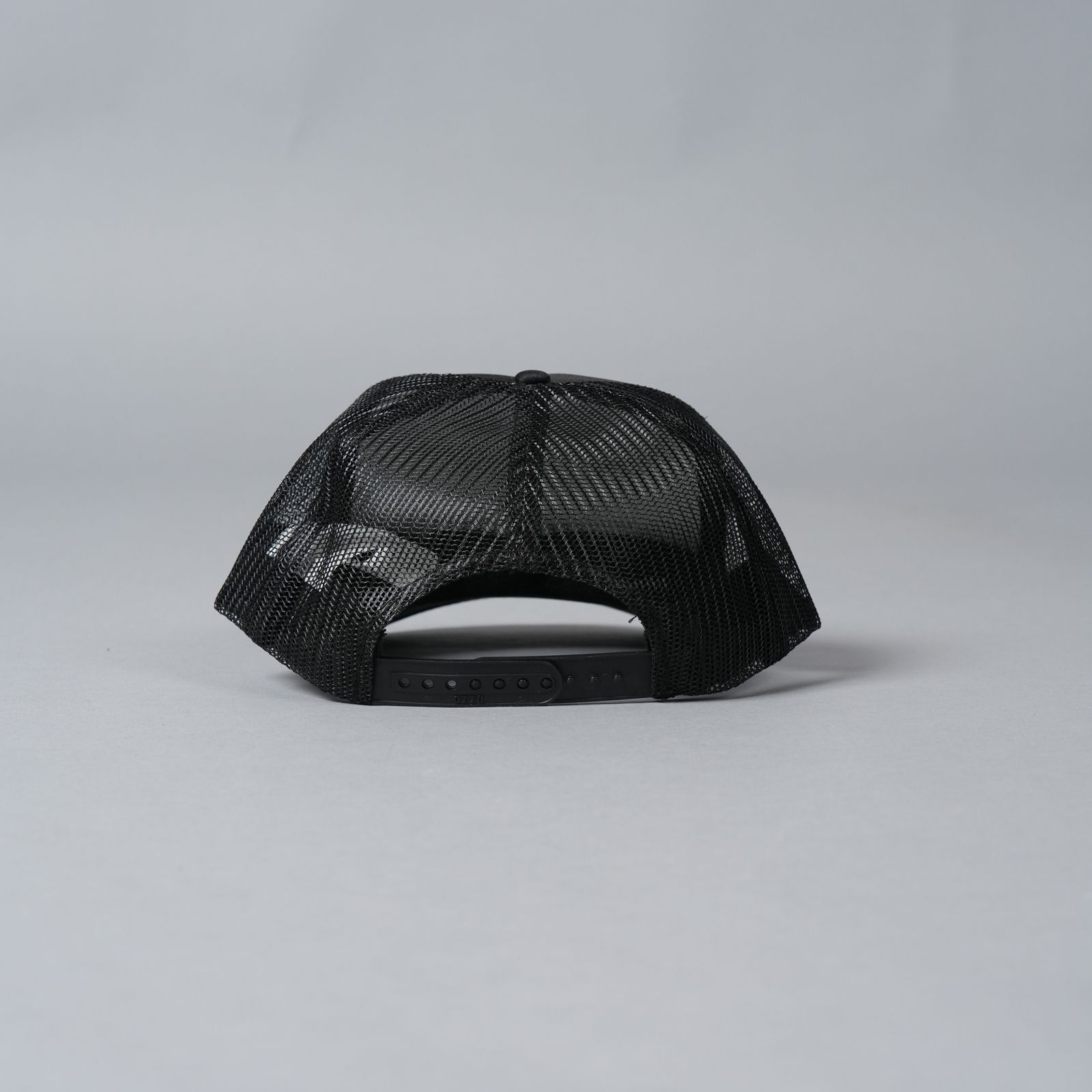 【ラスト1点】EMBROIDERED TRUCKER CAP "LM CLOTHING"   / メッシュキャップ (ブラック/ブラック)
