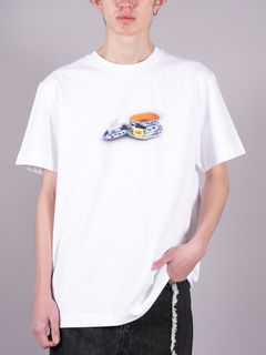 【残りわずか】 SHORT SLEEVE TEE WITH TEACUP GRAPHIC  / Tシャツ 【ユニセックス】 (ブライトホワイト)