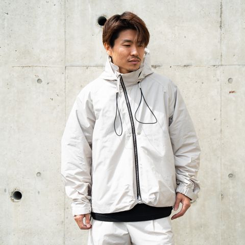 機能性を追求した立体的なシルエットのジャケット
