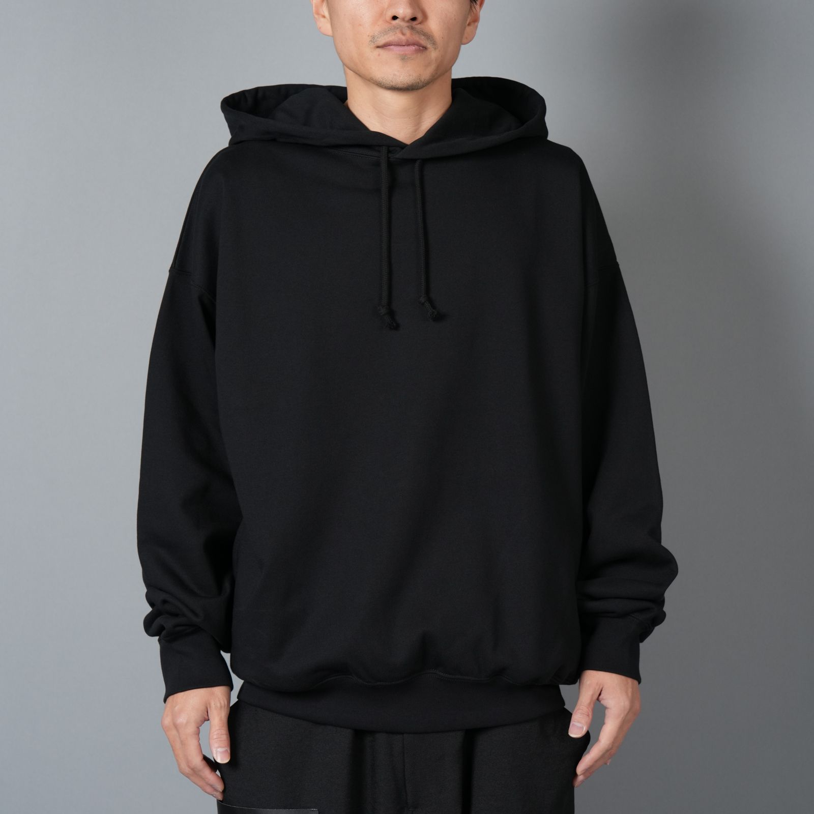 U GFX HOODIE / ユニセックス グラフィックス フーディー  (ブラック)
