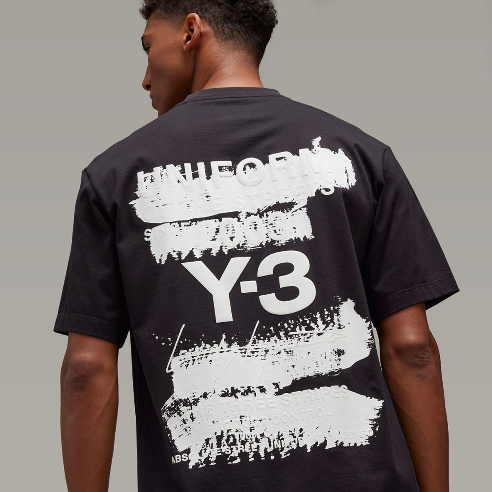 【残りわずか】U GFX SS TEE / ユニセックス グラフィックス ショートスリーブTシャツ (ブラック)