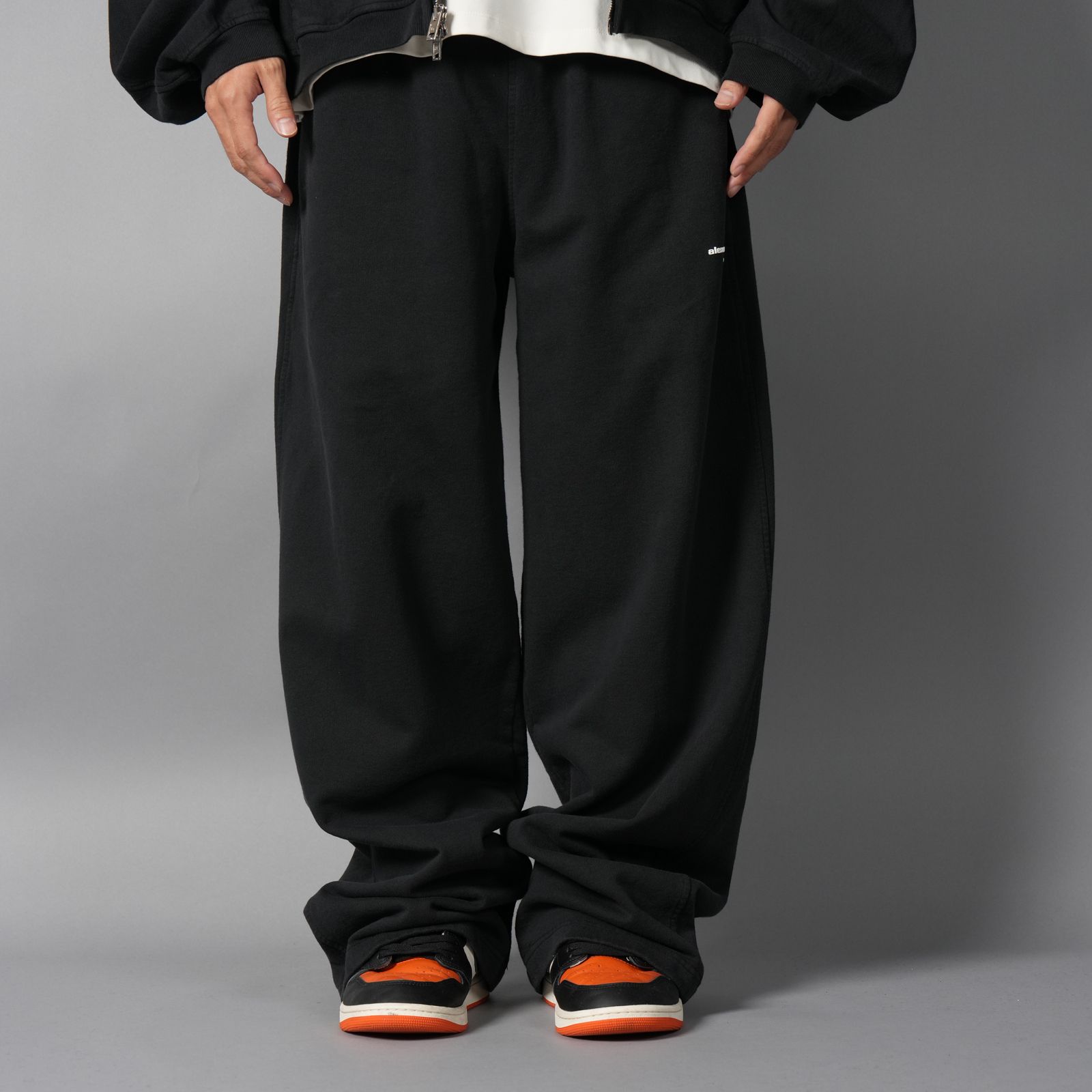 【残りわずか】MID-RISE OVERSIZED SWEATPANT W/ LOGO PRINT / ミッドライズ オーバーサイズ スウェットパンツ (ウォッシュドブラック)