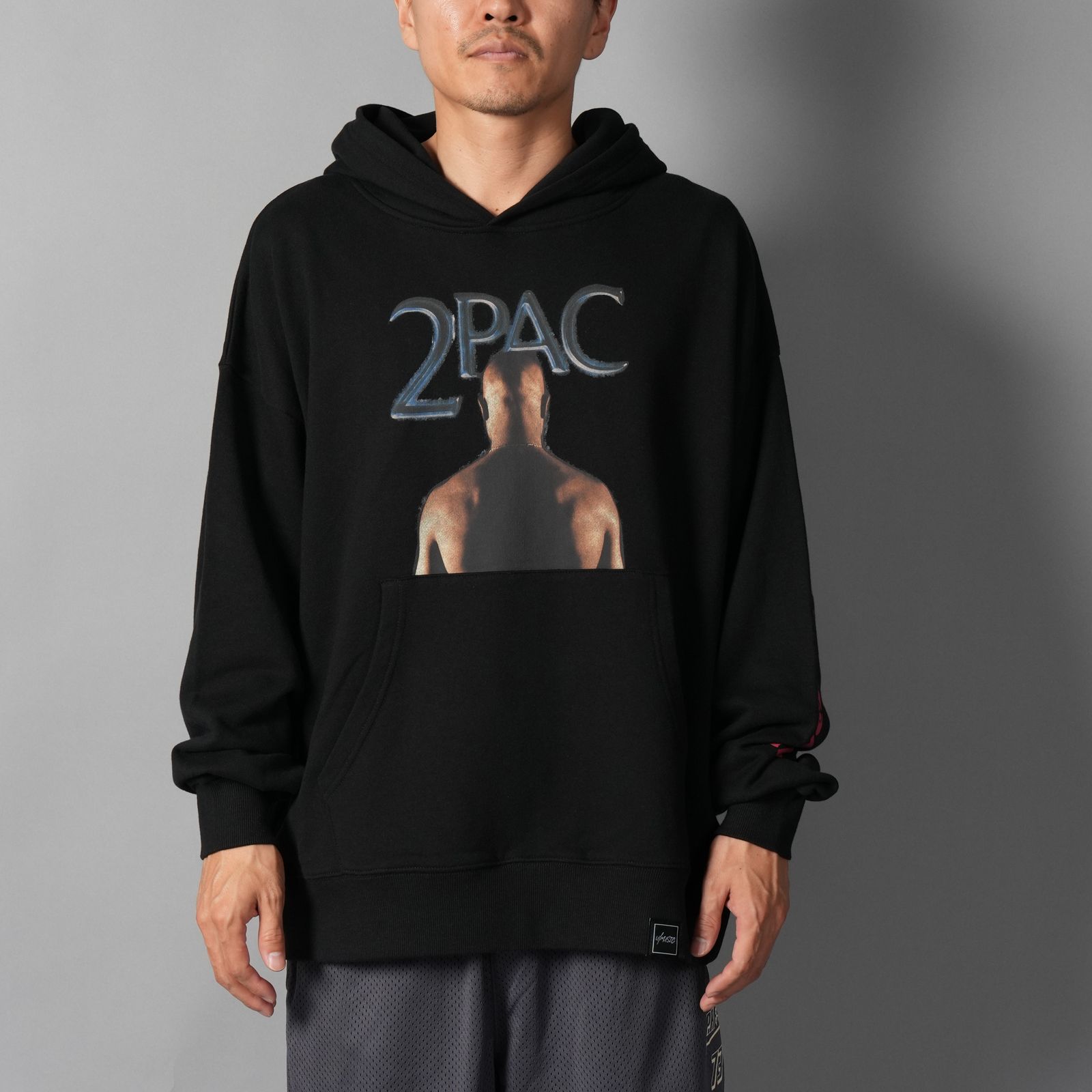UIZZ-24040 / Tupac / All Eyez On Me Back Hoodie / パーカー (ブラック)