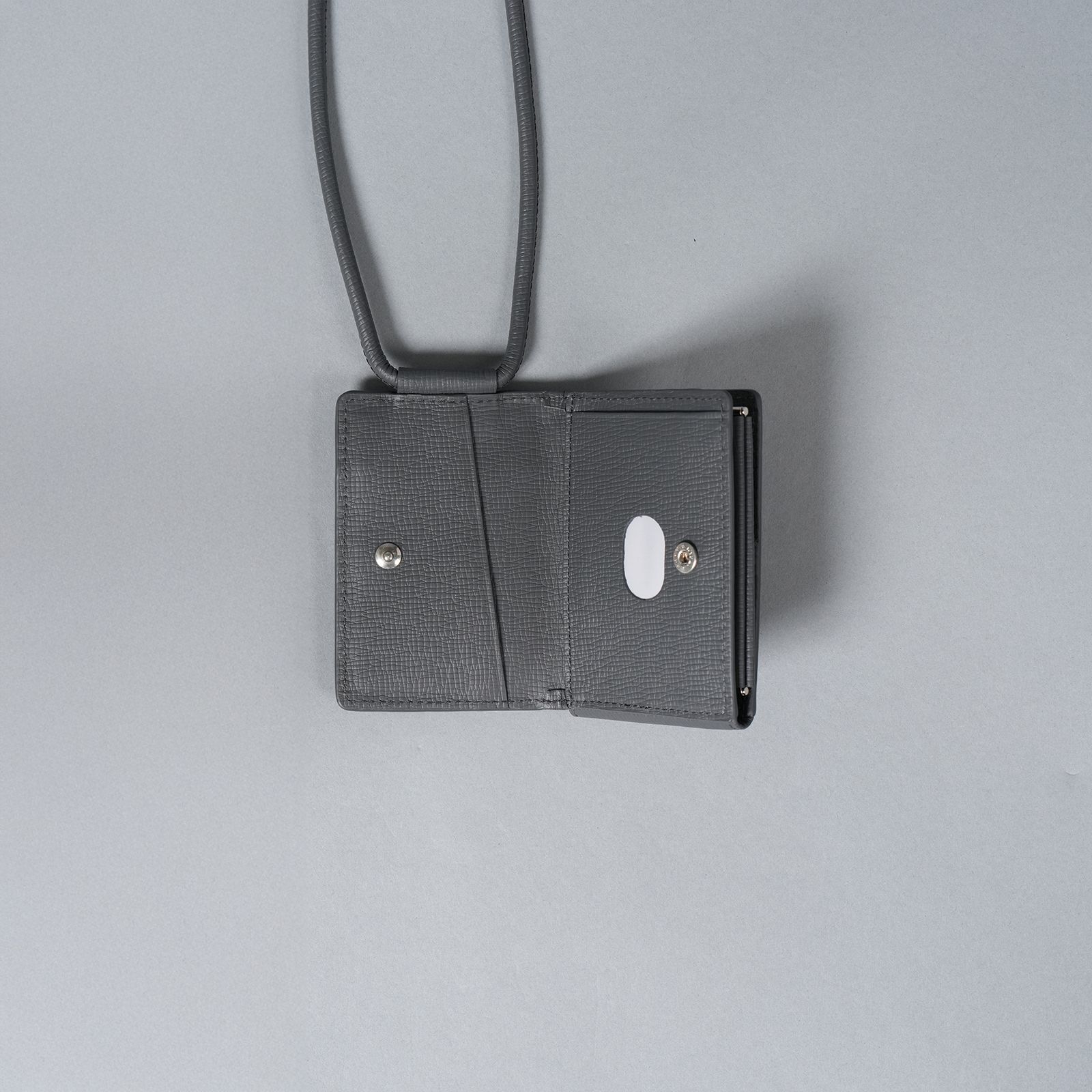 【再入荷】レザーストラップ付iPhoneアクセサリー - ウォレット (グレー)