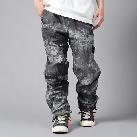 【ラスト1点】662E1 / DISSOLVING GRID CAMO ON ECONYL REGENERATED NYLON / NYLON PANTS  / ナイロンパンツ  (グレー) 8015662E1 STONE ISLAND
