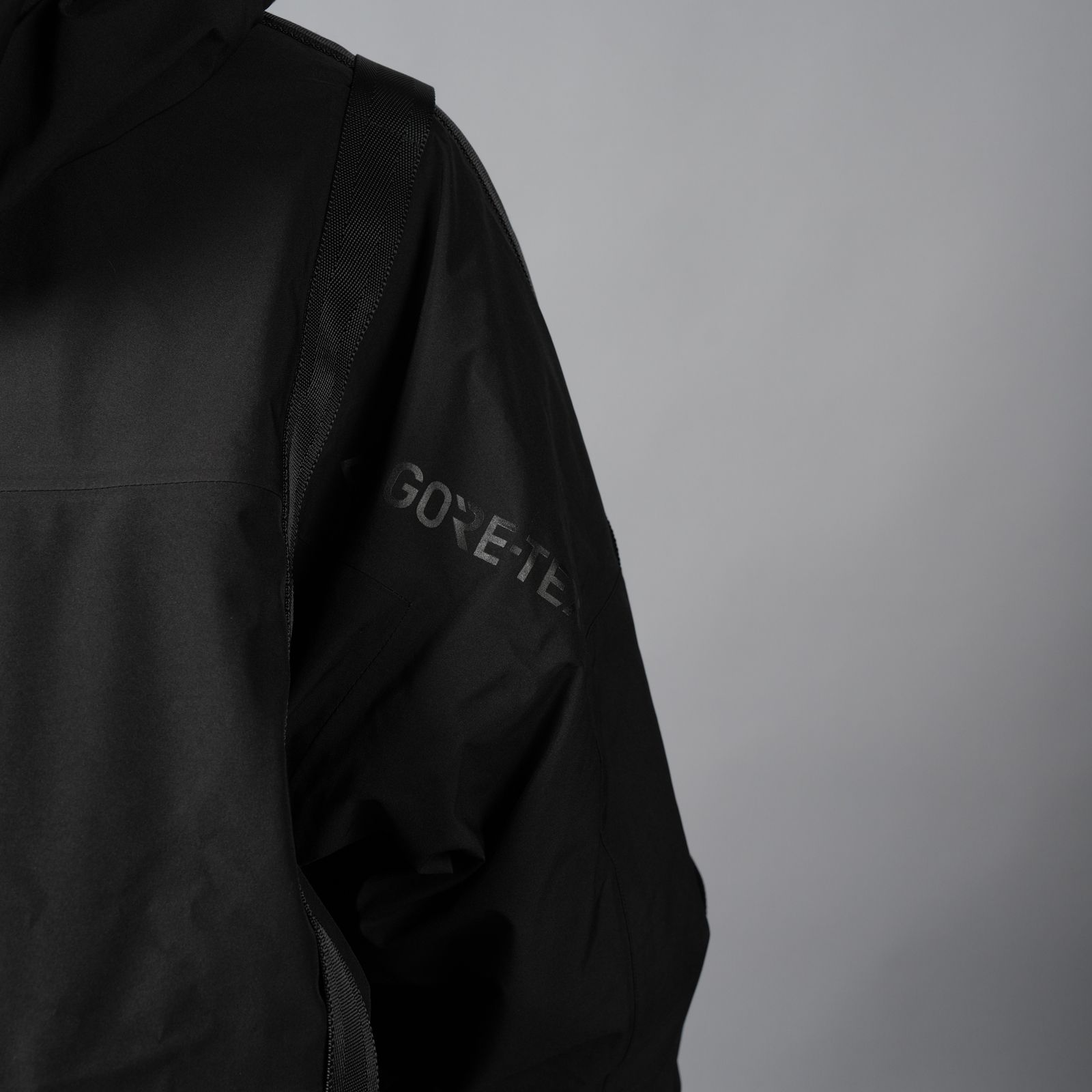 【限定】【D-VEC×ALMOSTBLACK】GORE-TEX 3L w/ POLARTEC DETACHABLE SHELL / マウンテンパーカ [防水・防風] (ブラック)