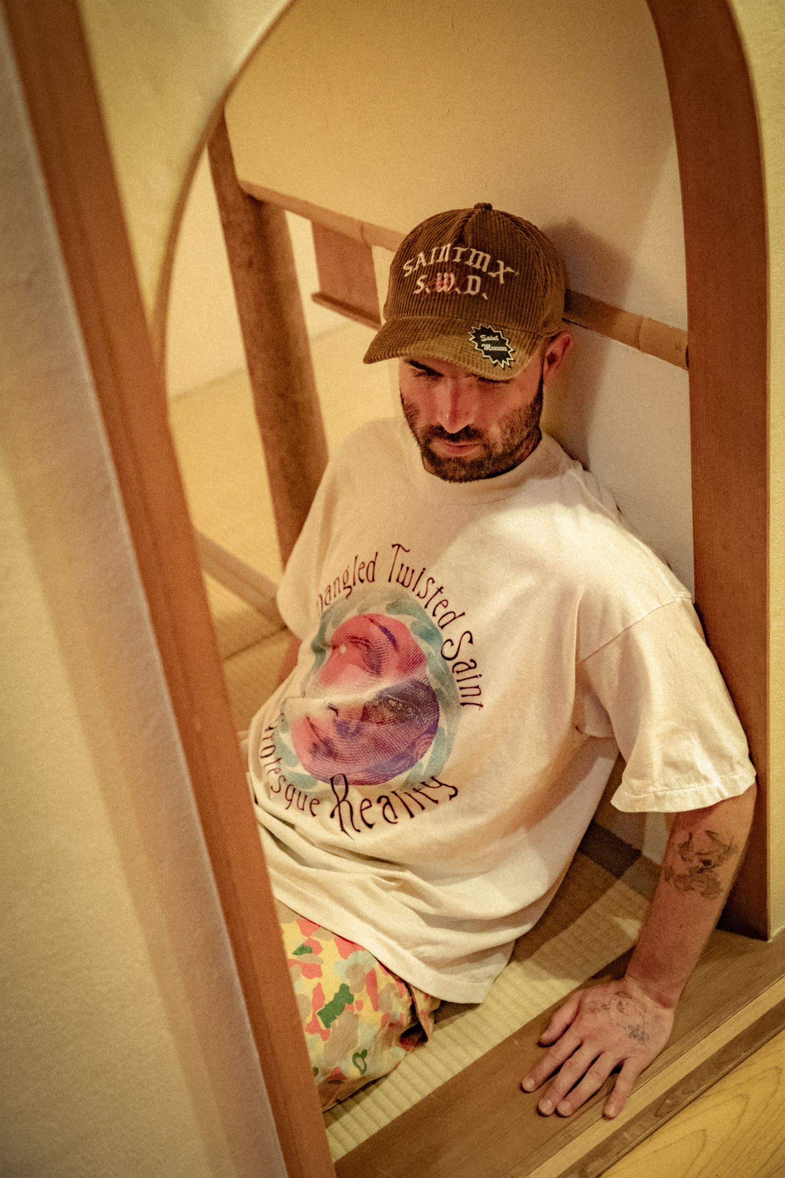 【コラボ】SM-MK8-0000-C09 / SW_SS T-SHIRT / TWISTED SAINT / Tシャツ (ホワイト)