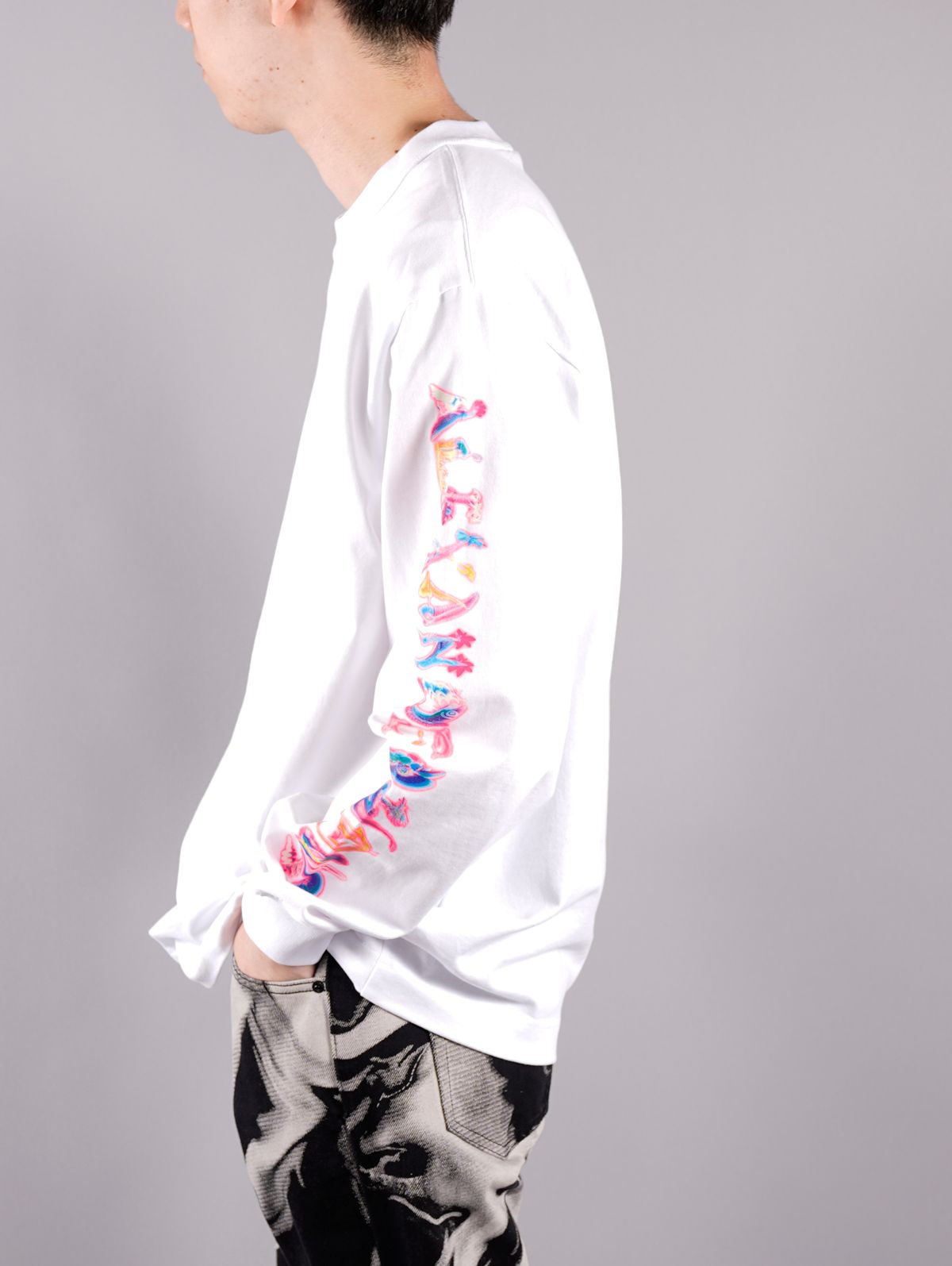 ラスト1点 / LONG SLEEVE SHIRT WITH LOGO GRAPHIC / ロングスリーブシャツ ウィズ ロゴ グラフィック (ホワイト)